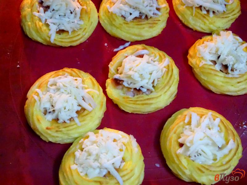 Фото приготовление рецепта: Картофельные гнёзда с ыром и сосисками шаг №10
