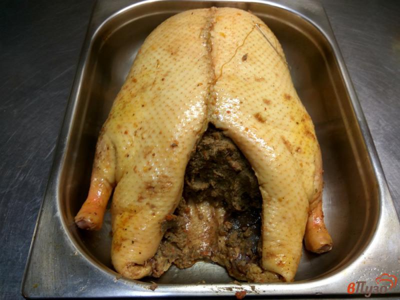 Фото приготовление рецепта: Утка фаршированная куриной печенью и грибами шаг №11