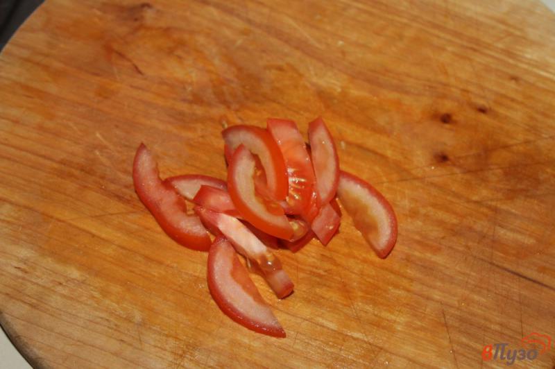 Фото приготовление рецепта: Рулетики из хамона с помидором и сыром с плесенью шаг №2