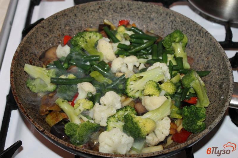 Фото приготовление рецепта: Овощи тушеные в соусе терияки с кунжутом шаг №4