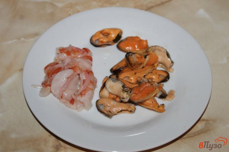 Фото приготовление рецепта: Стеклянная лапша с морепродуктами и спаржевой фасолью шаг №2