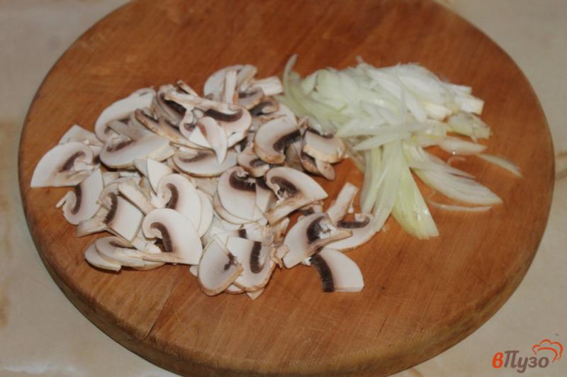 Фото приготовление рецепта: Омлет со свининой, грибами и луком шаг №1