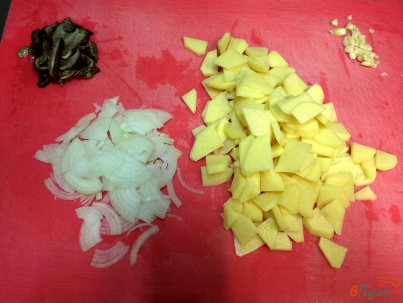 Фото приготовление рецепта: Картофель жареный с луком и белыми грибами по - сельски шаг №1