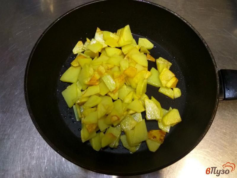 Фото приготовление рецепта: Картофель жареный с луком и белыми грибами по - сельски шаг №2