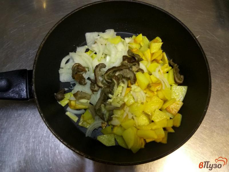 Фото приготовление рецепта: Картофель жареный с луком и белыми грибами по - сельски шаг №3