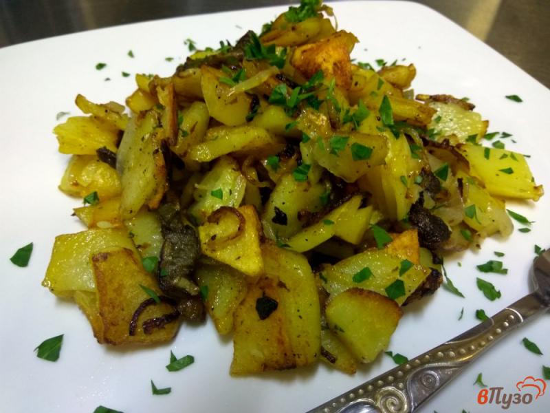 Фото приготовление рецепта: Картофель жареный с луком и белыми грибами по - сельски шаг №4