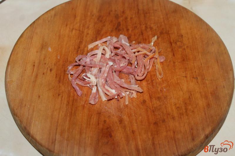 Фото приготовление рецепта: Паста с помидором и вяленой свининой в сырном соусе шаг №1