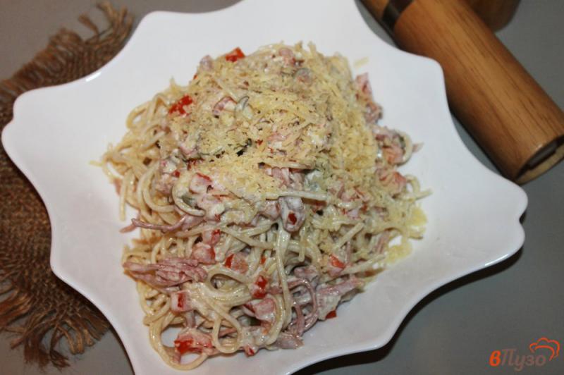 Фото приготовление рецепта: Паста с помидором и вяленой свининой в сырном соусе шаг №7