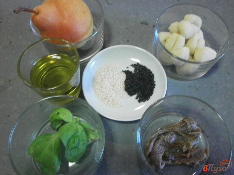 Фото приготовление рецепта: Песто из груши и базилика к картофельным ньоккам шаг №1
