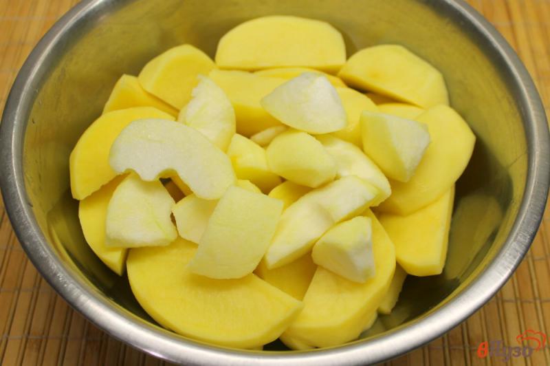 Фото приготовление рецепта: Картофель запеченный с яблоком и розмарином шаг №2