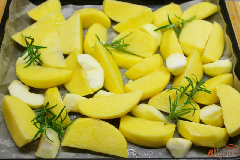 Фото приготовление рецепта: Картофель запеченный с яблоком и розмарином шаг №4