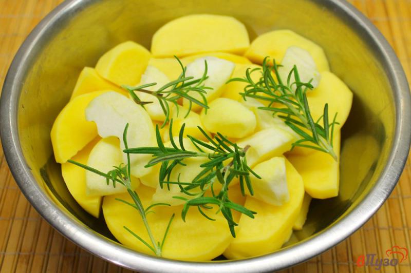 Фото приготовление рецепта: Картофель запеченный с яблоком и розмарином шаг №3