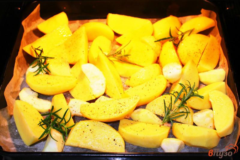 Фото приготовление рецепта: Картофель запеченный с яблоком и розмарином шаг №5