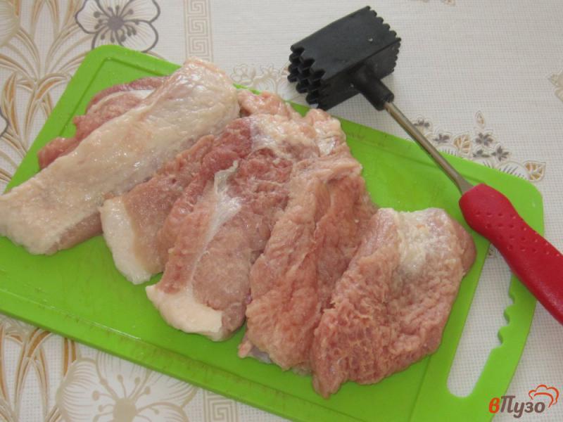 Фото приготовление рецепта: Свиные отбивные с имбирем и чесноком шаг №2