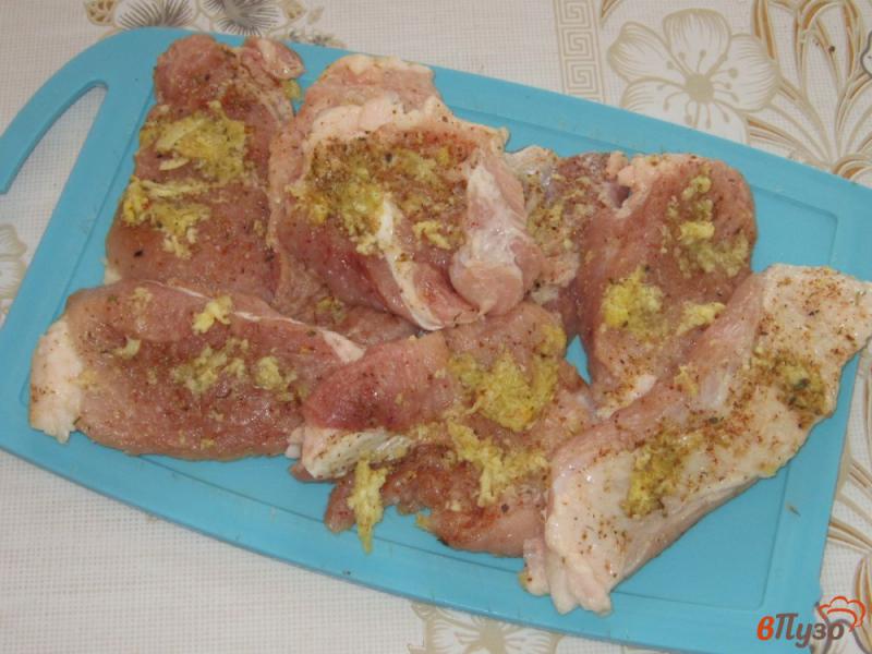 Фото приготовление рецепта: Свиные отбивные с имбирем и чесноком шаг №4