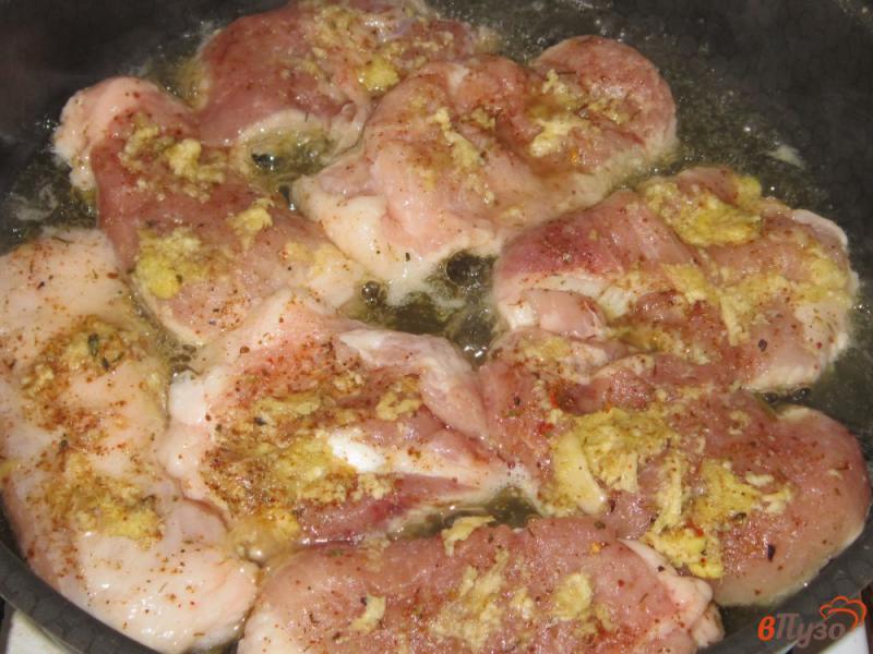 Фото приготовление рецепта: Свиные отбивные с имбирем и чесноком шаг №5