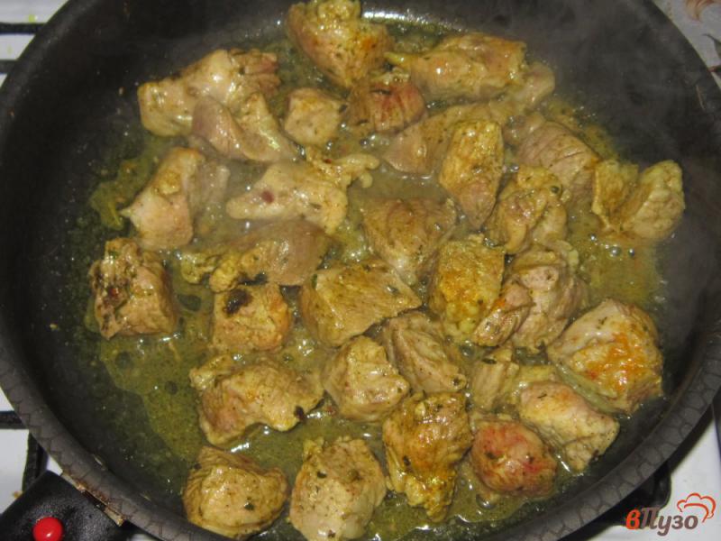 Фото приготовление рецепта: Свинина тушеная с вешенками и картофелем шаг №2