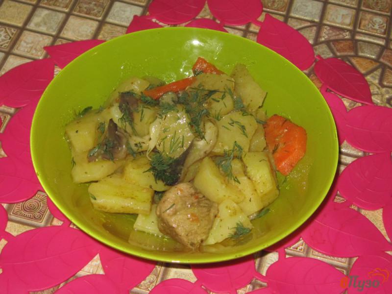 Фото приготовление рецепта: Свинина тушеная с вешенками и картофелем шаг №6