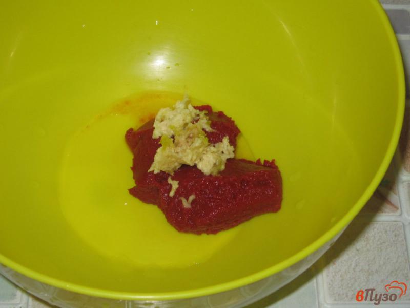 Фото приготовление рецепта: Сайра жареная в томатном соусе шаг №4