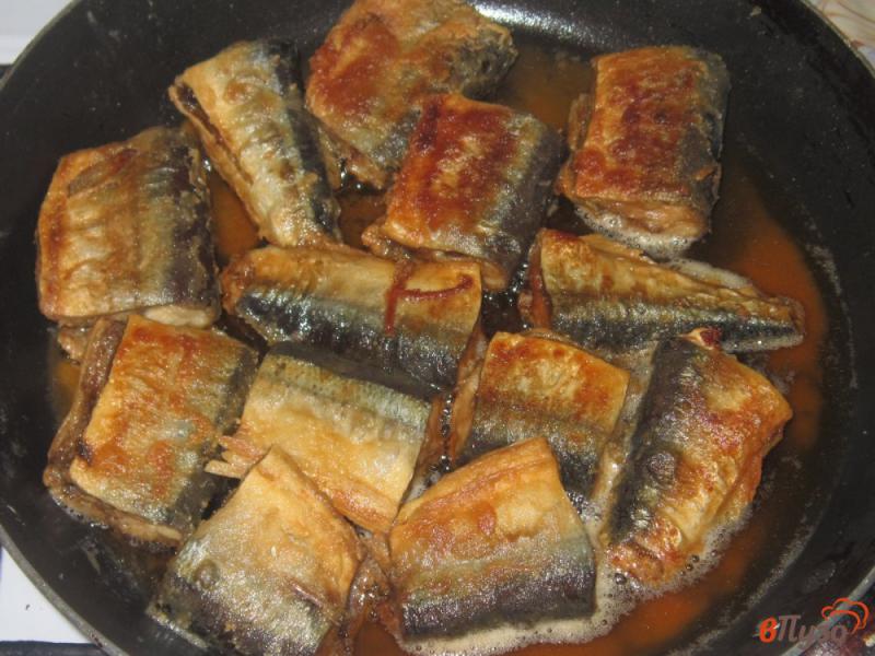 Фото приготовление рецепта: Сайра жареная в томатном соусе шаг №6