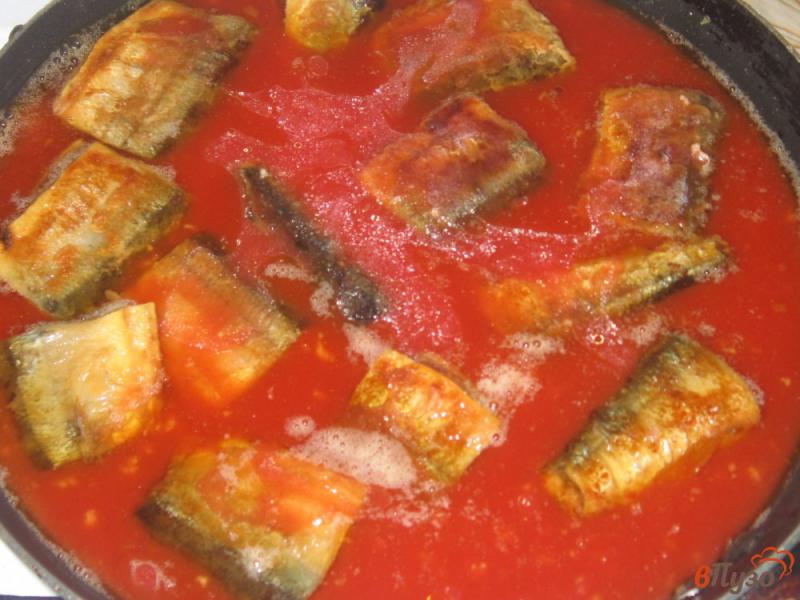 Фото приготовление рецепта: Сайра жареная в томатном соусе шаг №7
