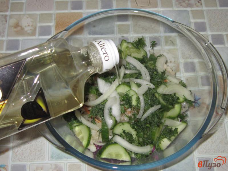Фото приготовление рецепта: Салат из квашеной и краснокочанной капусты шаг №5