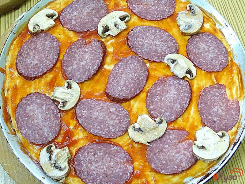 Фото приготовление рецепта: Пицца с салями и пармезаном шаг №5