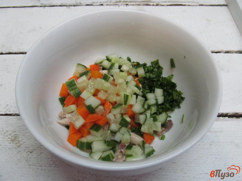 Фото приготовление рецепта: Салат с курицей под горчичным соусом шаг №3