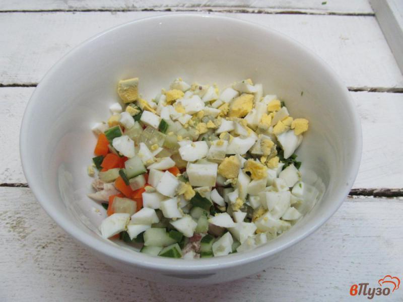 Фото приготовление рецепта: Салат с курицей под горчичным соусом шаг №4