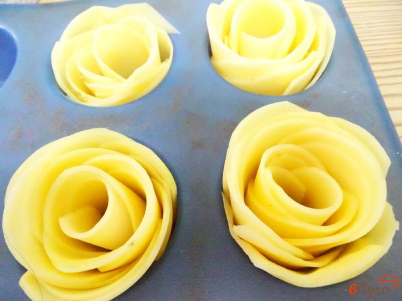 Фото приготовление рецепта: Картофельные розы шаг №4
