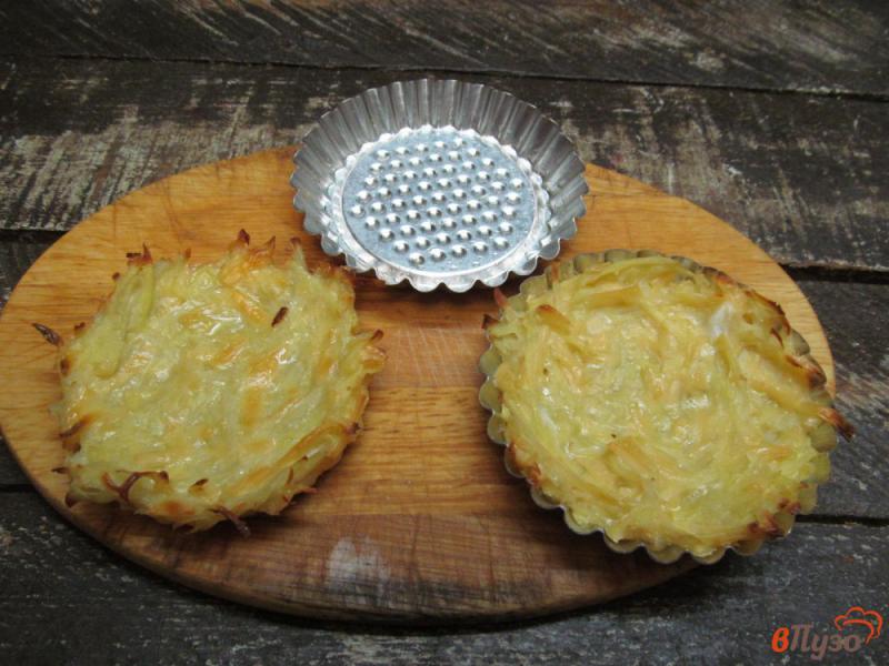 Фото приготовление рецепта: Картофельные тарталетки с селедочной начинкой шаг №4