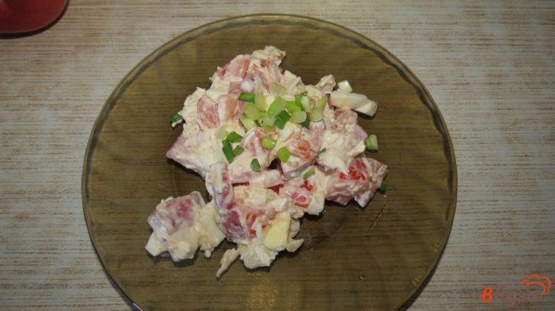 Фото приготовление рецепта: Салат с колбасой и помидорами шаг №5