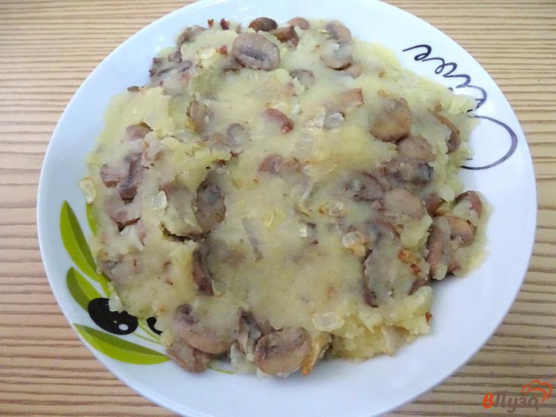 Фото приготовление рецепта: Пирожки жареные с грибами и картофелем шаг №5