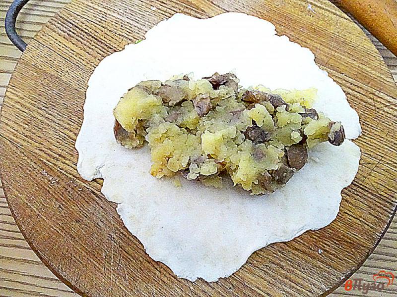 Фото приготовление рецепта: Пирожки жареные с грибами и картофелем шаг №10