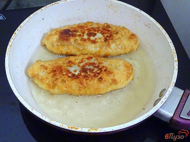 Фото приготовление рецепта: Пирожки жареные с грибами и картофелем шаг №13