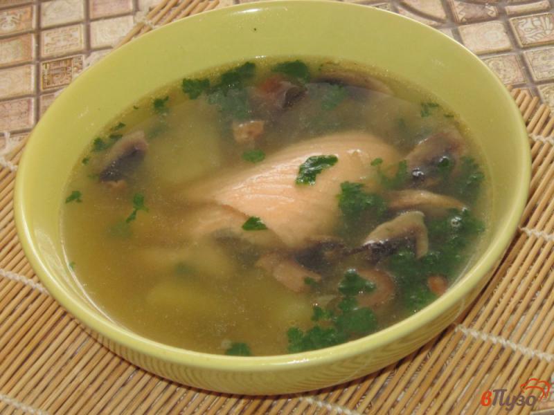 Фото приготовление рецепта: Суп из хребтов семги с шампиньонами шаг №7