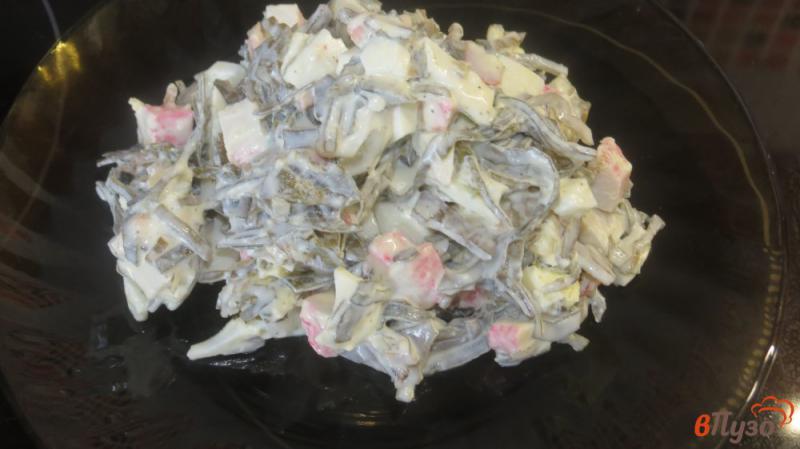 Фото приготовление рецепта: Салат с морской капустой и крабовыми палочками шаг №5