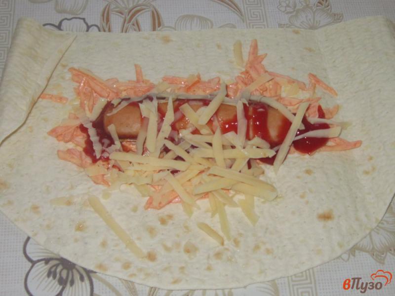Фото приготовление рецепта: Сосиски в лаваше с сыром и морковью шаг №2