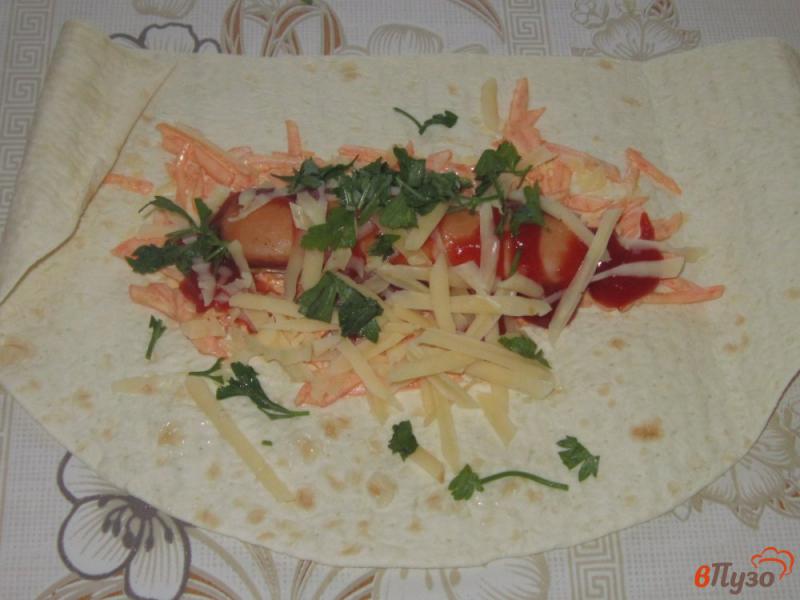 Фото приготовление рецепта: Сосиски в лаваше с сыром и морковью шаг №3