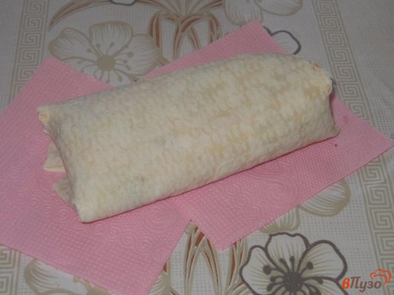 Фото приготовление рецепта: Сосиски в лаваше с сыром и морковью шаг №4