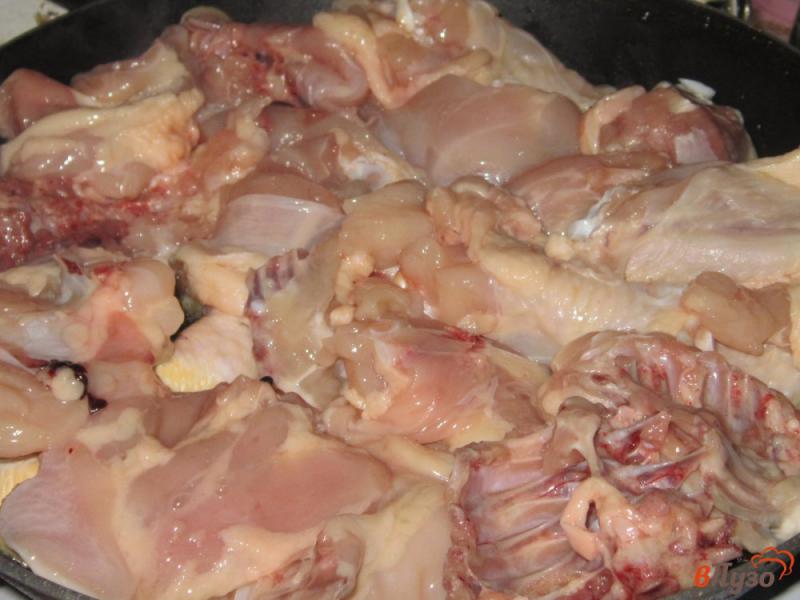 Фото приготовление рецепта: Запеченная курица с картофелем и грибами под сыром шаг №1