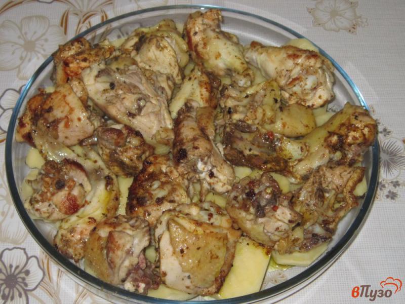 Фото приготовление рецепта: Запеченная курица с картофелем и грибами под сыром шаг №3