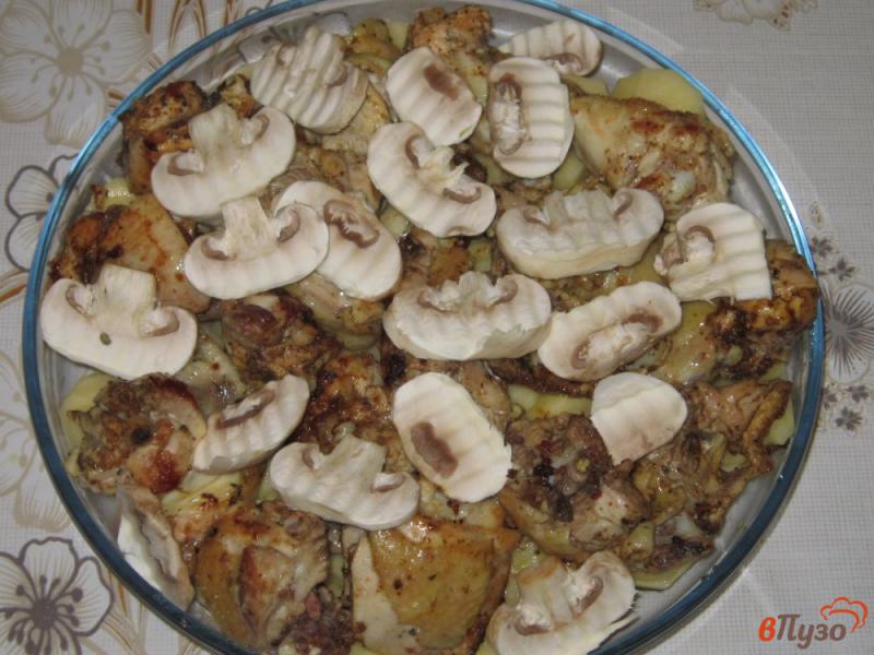 Фото приготовление рецепта: Запеченная курица с картофелем и грибами под сыром шаг №4