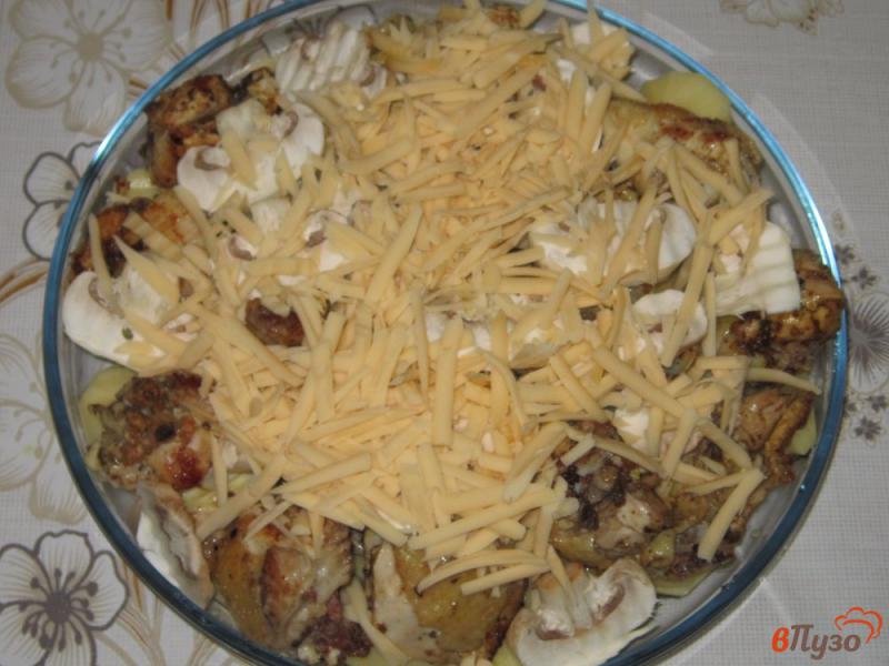 Фото приготовление рецепта: Запеченная курица с картофелем и грибами под сыром шаг №5