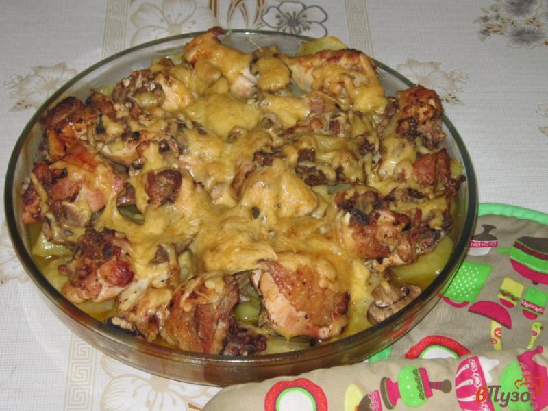 Фото приготовление рецепта: Запеченная курица с картофелем и грибами под сыром шаг №6