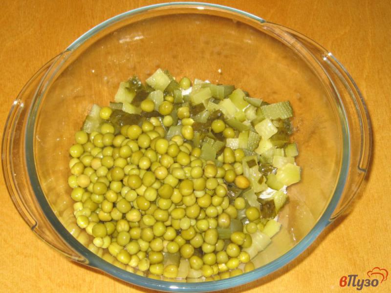 Фото приготовление рецепта: Салат из куриной грудки с зеленым горошком шаг №2