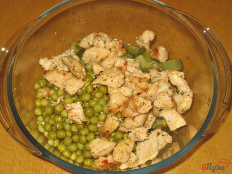 Фото приготовление рецепта: Салат из куриной грудки с зеленым горошком шаг №3