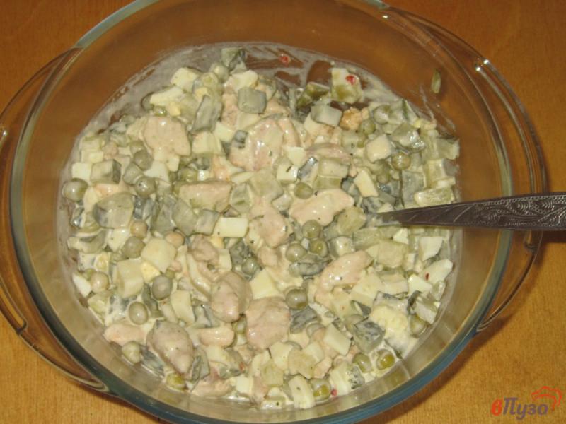 Фото приготовление рецепта: Салат из куриной грудки с зеленым горошком шаг №5
