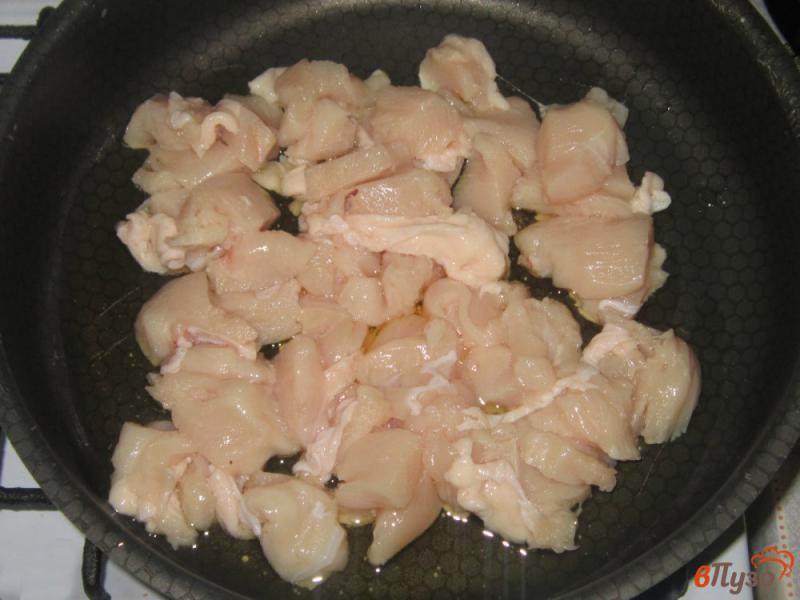Фото приготовление рецепта: Куриная грудка с вешенками в сливочном соусе шаг №1