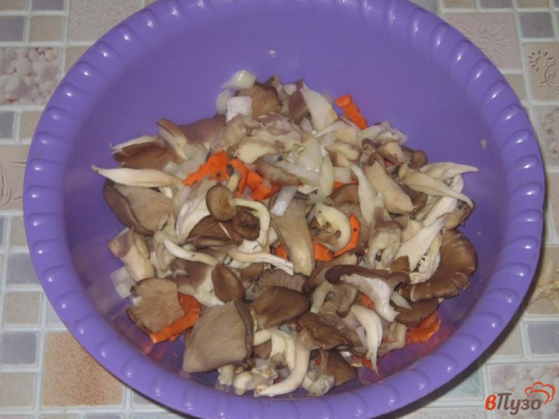 Фото приготовление рецепта: Куриная грудка с вешенками в сливочном соусе шаг №2